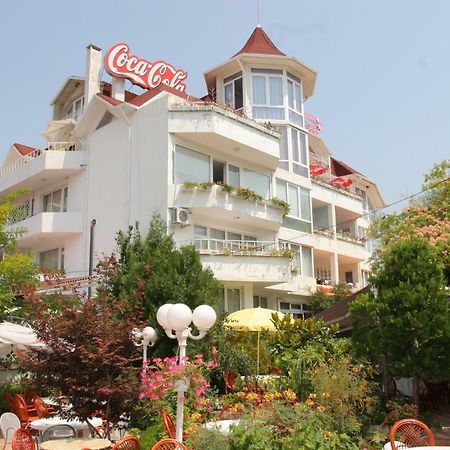 Hotel Kamelia Warna Exterior foto