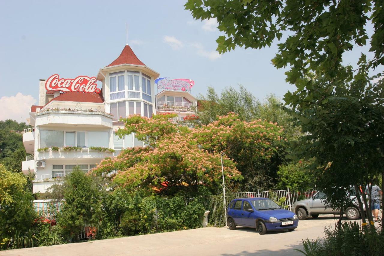 Hotel Kamelia Warna Exterior foto
