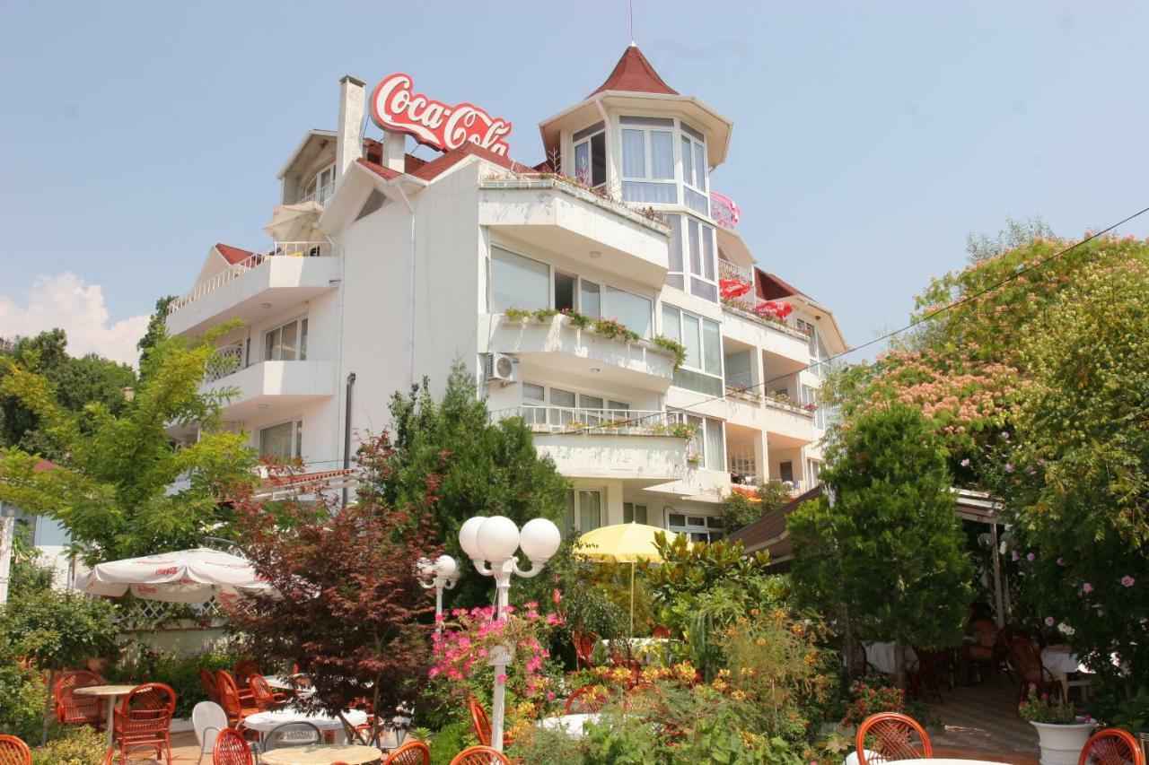 Hotel Kamelia Warna Exterior foto